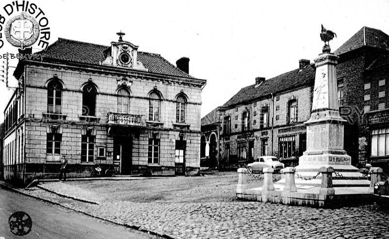 Mairie & monument aux morts.